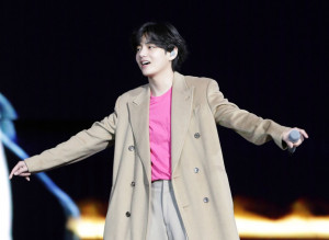 V BTS Terpilih Jadi Lelaki Tertampan dan Pemilik Tubuh Paling Menawan di Dunia