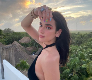 Bantah Pacaran dengan Trevor Noah, Dua Lipa Akui Masih Single