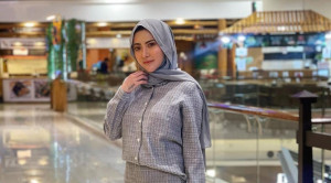 Tampil Berhijab, Ayu Aulia Jalani Pemeriksaan Atas Kasus Pencemaran Nama Baik