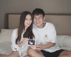 5 tahun Penantian, Aktor Fendy Chow Akhirnya Kembali Umumkan Kehamilan Sang Istri