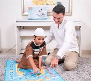Christian Sugiono Ajarkan Anak Salat, Warganet: Sudah Mualaf, ya?