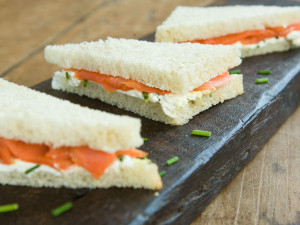 Sehat dan Bikin Kenyang, Yuk Sarapan Sandwich Ikan Salmon