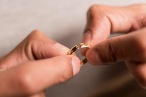 5 Arti Mimpi Cincin Patah, Tanda Buruk Penghianatan