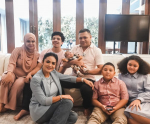 Jenguk Pertama Kalinya, Raul Lemos Langsung Gendong dan Cium Baby Ameena