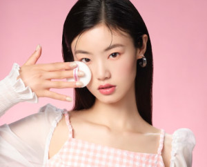 Fungsi dan Cara Pakai Loose Powder, Bikin Makeup Natural dan Tahan Lama