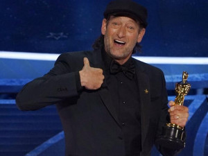 Profil Troy Kotsur, Aktor Tunarungu Pertama Peraih Piala Oscar