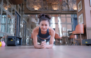 Usai Cedera Akibat Bersepeda, Nirina Zubir Istirahat dari Aktivitas Berat