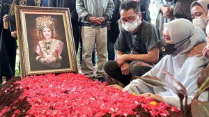 Lama Tak Dikunjungi, Makam Dorce Gamalama Ambles