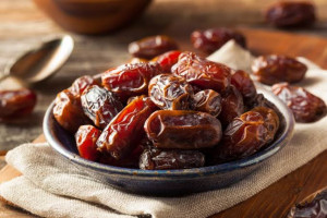 5 Manfaat Air Nabeez, Infused Water Kurma yang Segar dan Sehat