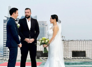 Selamat, Mike Lewis Resmi Nikahi Sang Kekasih Janisaa Pradja