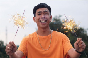 Kumandangkan Azan, Suara Ari Lesmana Tuai Pujian