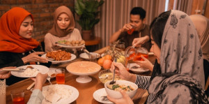 5 Manfaat Berbuka Puasa Bersama Keluarga di Rumah