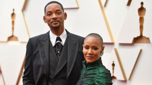 Sindir Will Smith di Ajang Grammy Awards, Komedian Nate Bargatze Pakai Helm