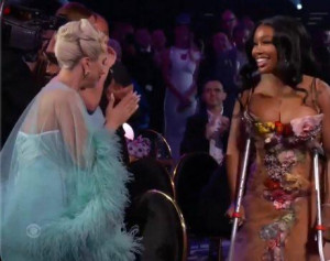 Alami Kesulitan, Momen Lady Gaga Bantu SZA Naik Panggung Grammy Tuai Pujian