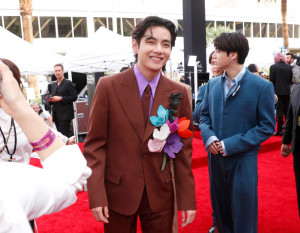 Bikin ARMY Heboh, V BTS Kepergok Merokok di Grammy Awards 2022
