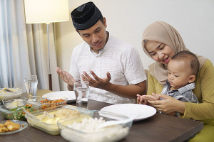 Orang Tua Wajib Tahu, 5 Tips Ajarkan Puasa pada Anak sejak Dini