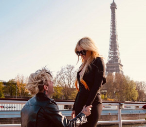 Menara Eiffel Jadi Saksi, Avril Lavigne dan Mod Sun Resmi Tunangan