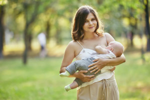 Tak Perlu Malu, 5 Tips Ibu Menyusui di Tempat Umum