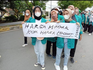 Dinilai Ingin Viral, Sejumlah Mahasiswa Bawa Poster 'Cringe' Saat Demo