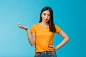 Gak Gampang Baper, 6 Cara Jadi Perempuan Cuek