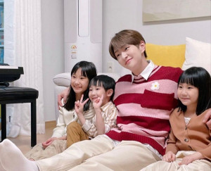 Onew Shinee Tepati Janjinya Kunjungi Kediaman Kimbab Family