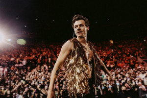 Terjadi Insiden Penembakan, Harry Styles Batalkan Konser di Kopenhagen