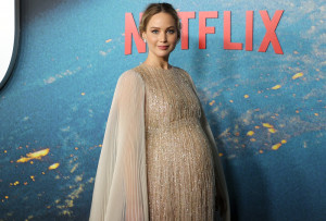 Resmi Jadi Orang Tua, Jennifer Lawrence Ajak Sang Buah Hati Jalan-jalan