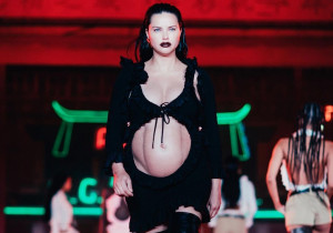 Model Adriana Lima Perlihatkan Baby Bump di Fashion Show Alexander Wang