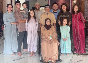 Rayakan Idulfitri, Ussy Sulistiawaty Bebaskan Anak Pilih Baju Lebaran