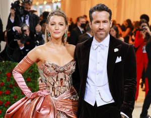 Bertema Bangunan New York, Gaun Blake Lively di Met Gala 2022 Berubah Warna