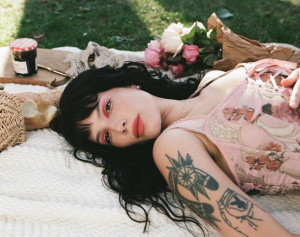 Halsey Alami Keguguran Saat Konser di Awal Karir Hingga Harus Mengenakan Popok