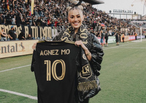Jadi Captain of The Match, Agnez Mo Dapat Jersey Milik Carlos Vela
