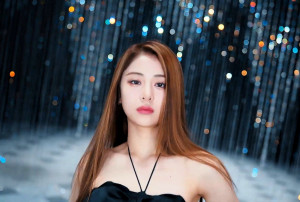 Yunjin LE SSERAFIM Kaget Lihat Kemiripannya dengan Pedangdut Dewi Perssik