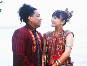 Pasangan Indah Permatasari dan Arie Kriting Kembali Jadi Pengantin di Kampung Halaman