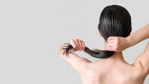 5 Bahaya Tidur dengan Keadaan Rambut Basah
