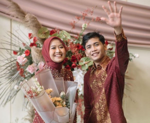 Tampil Kompak, Bintang Emon dan Alca Octaviani Resmi Tunangan