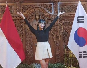 Sukses Jadi Sosok Berprestasi, Dita Karang Terima Piagam dari Kedubes Indonesia