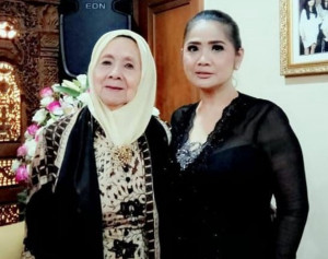 Kabar Duka, Ibunda Vina Panduwinata Meninggal Dunia