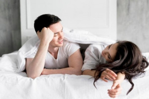 Tingkatkan Keharmonisan, Ini 5 Manfaat Pillow Talk untuk Pasangan