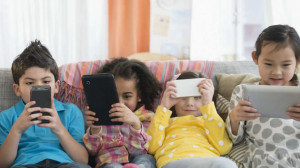 5 Dampak Negatif Anak Main Gadget Sejak Dini, Orang Tua Wajib Tahu!