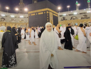 Alami Demam Hingga Muntah, Ayu Ting Ting Dikabarkan Drop Setibanya di Mekkah