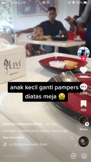 Viral! Seorang Ibu Mengganti Popok Anak di Meja Restoran