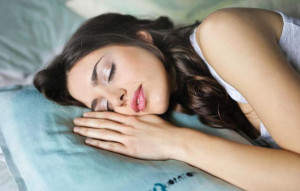 5 Akibat Tidak Menghapus Makeup sebelum Tidur