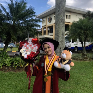 Wisudawan Termuda, Rein Vidya Banafsha Sabet Gelar Dokter di Usia 19 Tahun