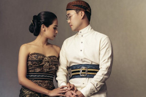 Maudy Ayunda dan Suami Kenakan Busana Adat Jawa, Didiet: Kembali Ke Akar