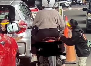 Viral, Dua Anak Kecil Laki-laki Lecehkan Pengendara Motor Perempuan di Jalan