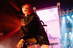 Tampil Nyentrik dalam Tur "Lexi Concert", Rambut Isyana Sarasvati Jadi Sorotan