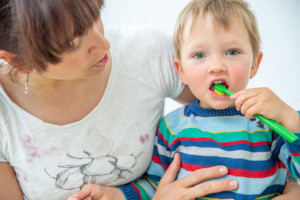 Telaten dan Sabar, 6 Tips Ajarkan Anak Rutin Sikat Gigi