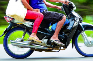 Pakai Sandal Jepit Saat Naik Motor, Bakal Kena Tilang?