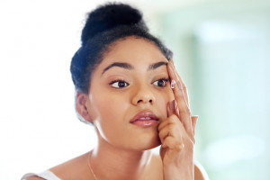 Pusing Pilih Warna Softlens? Ikuti 3 Tips Ini Yuk!